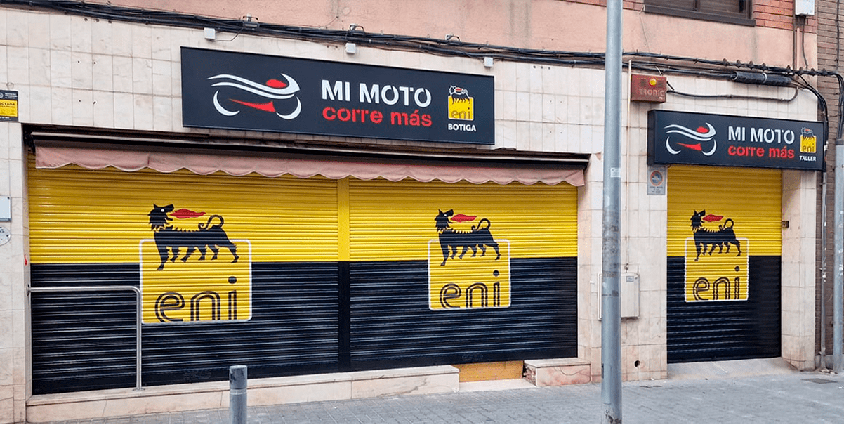 Mi Moto corre más Logotipo de Mi Moto corre más impreso en la puerta de entrada de sus instalaciones