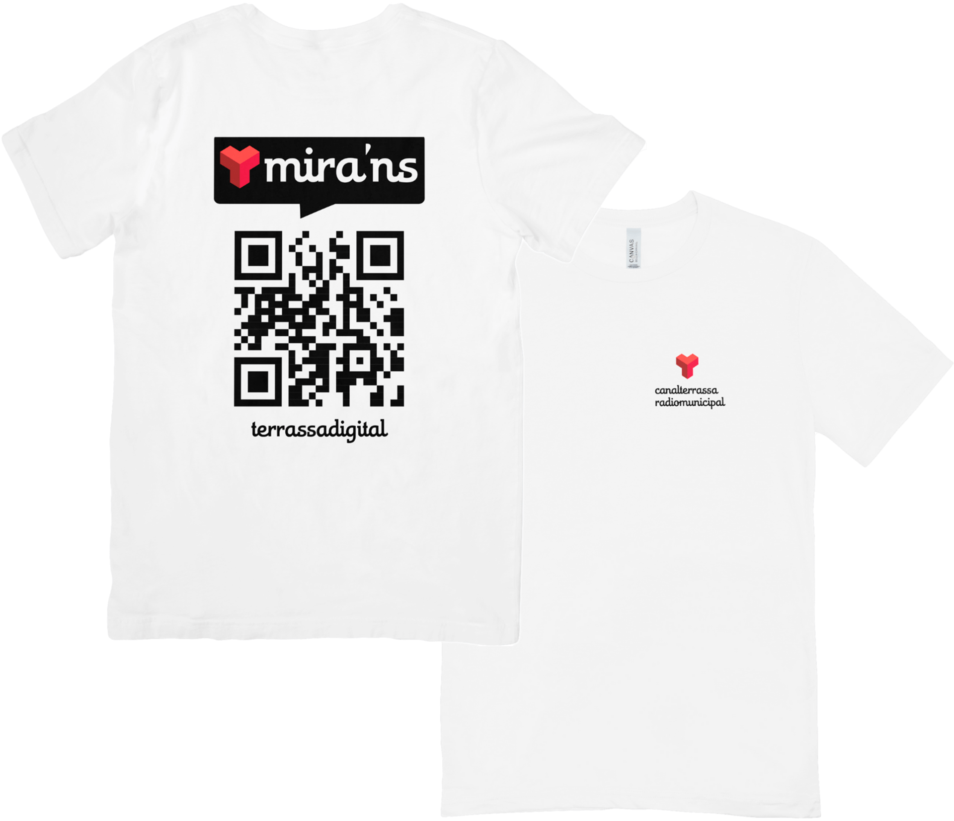 Merchan de marca de Canal Terrassa y la Ràdio Municipal de Terrassa Simulación visual de dos camisetas blancas con el diseño de marca antiguo de Canal Terrassa. En la parte delantera tiene el logo en pequeño arriba a la derecha y en la parte trasera tiene un QR grande que redirije a la web y el texto "Míranos!" en catalán.